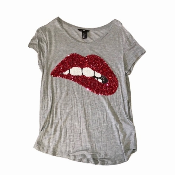 H&M Tops - H&M Gray Tee w/ Sequin Mouth Graphic Size Small